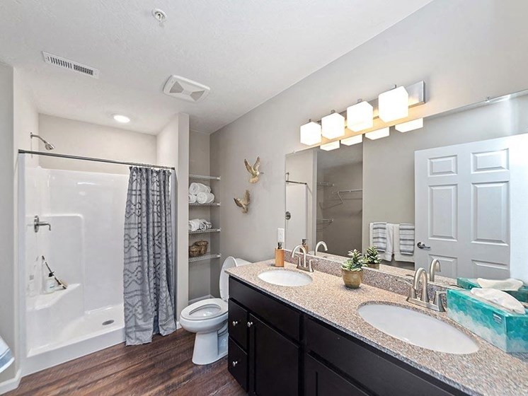 Kent Ohio Apartment Rentals Redwood Kent Tallmadge Road Bathroom