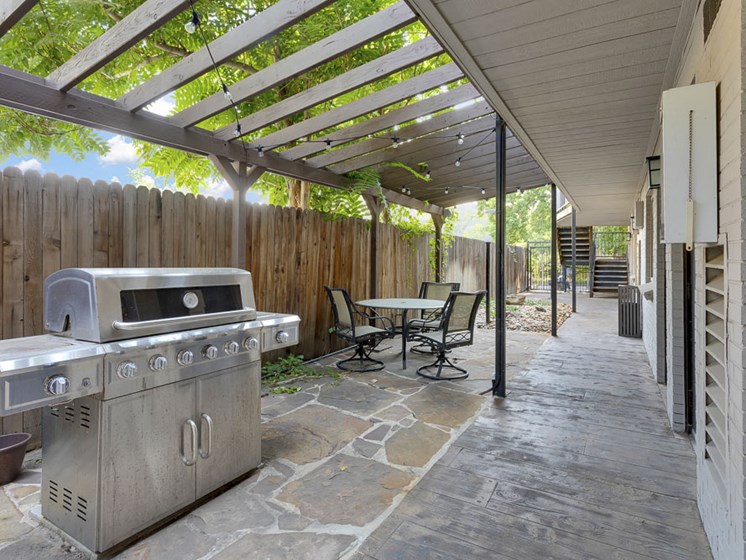 Community grill at 1443 Elizabeth