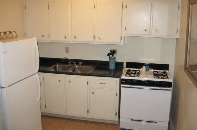 This is a photo of the kitchen of a 631 square foot 1 bedroom apartment at Colonial Ridge Apartments in Cincinnati, OH.