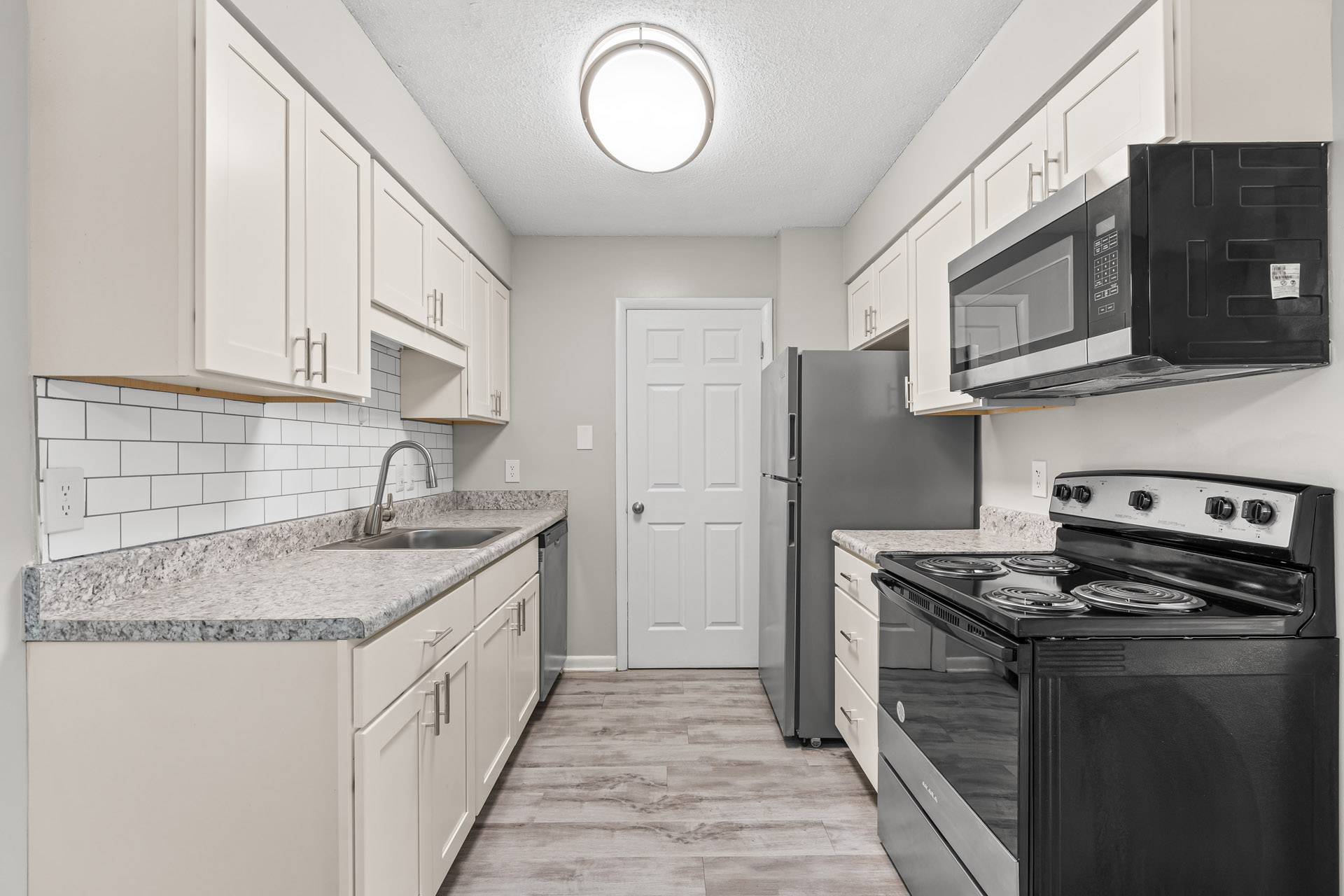 Luxurious Kitchen with stool bar 