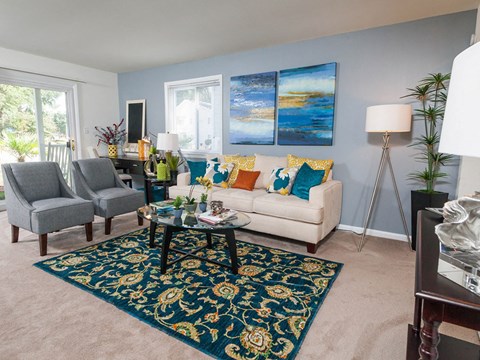 Four-Seasons-Yorktown Living Room