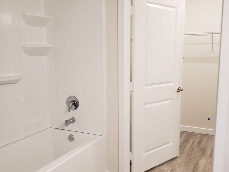 Sydney Trace Apartments Bathroom