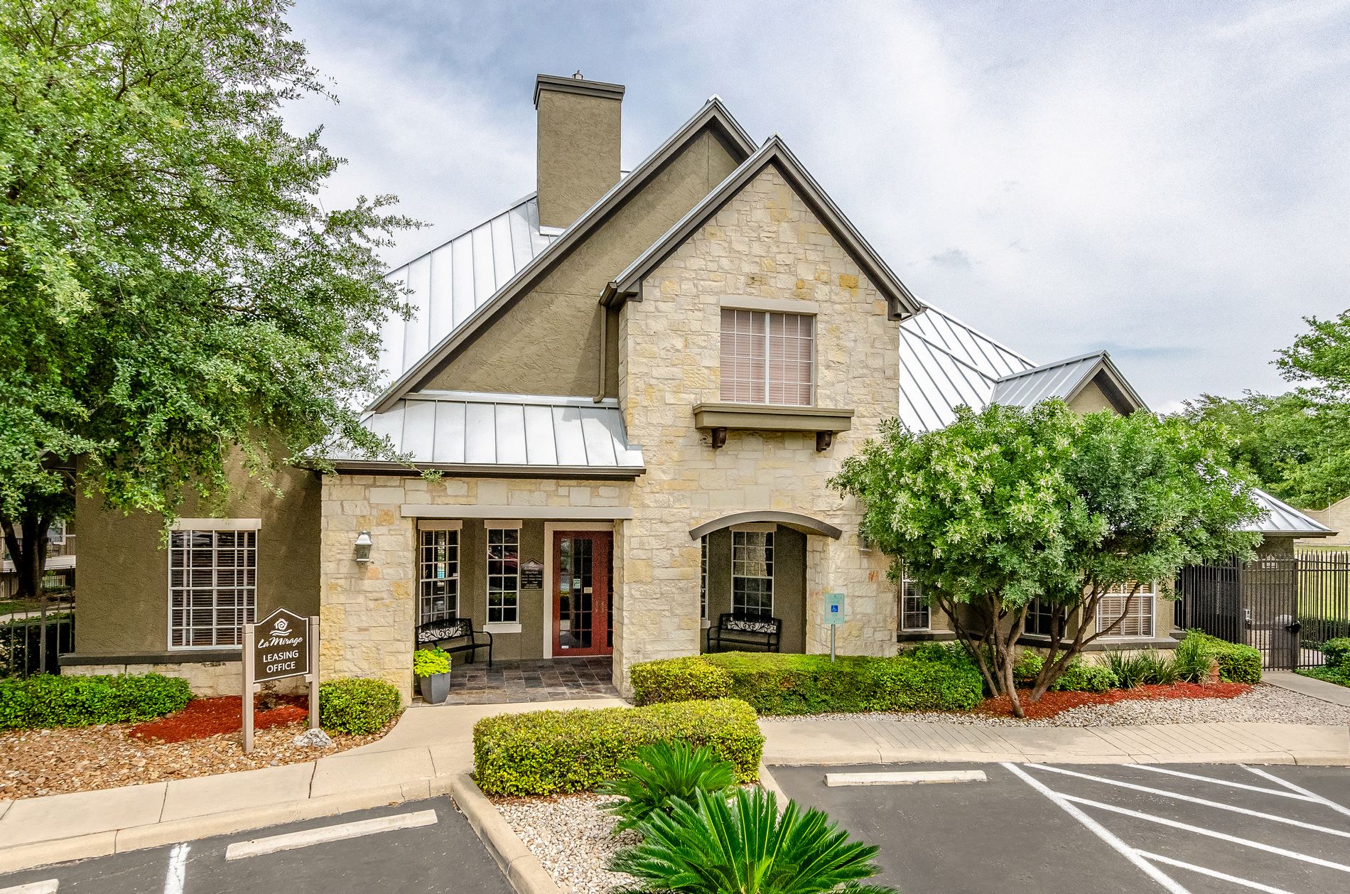 La Mirage Apartments in San Antonio, TX