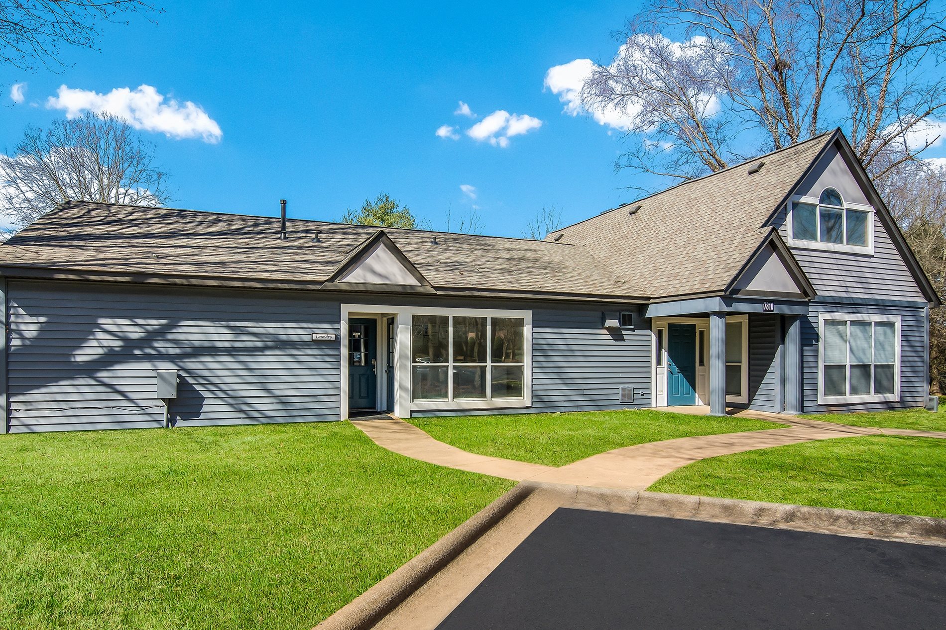 Photos and Videos Arrowood Crossing Apartments in Charlotte, NC