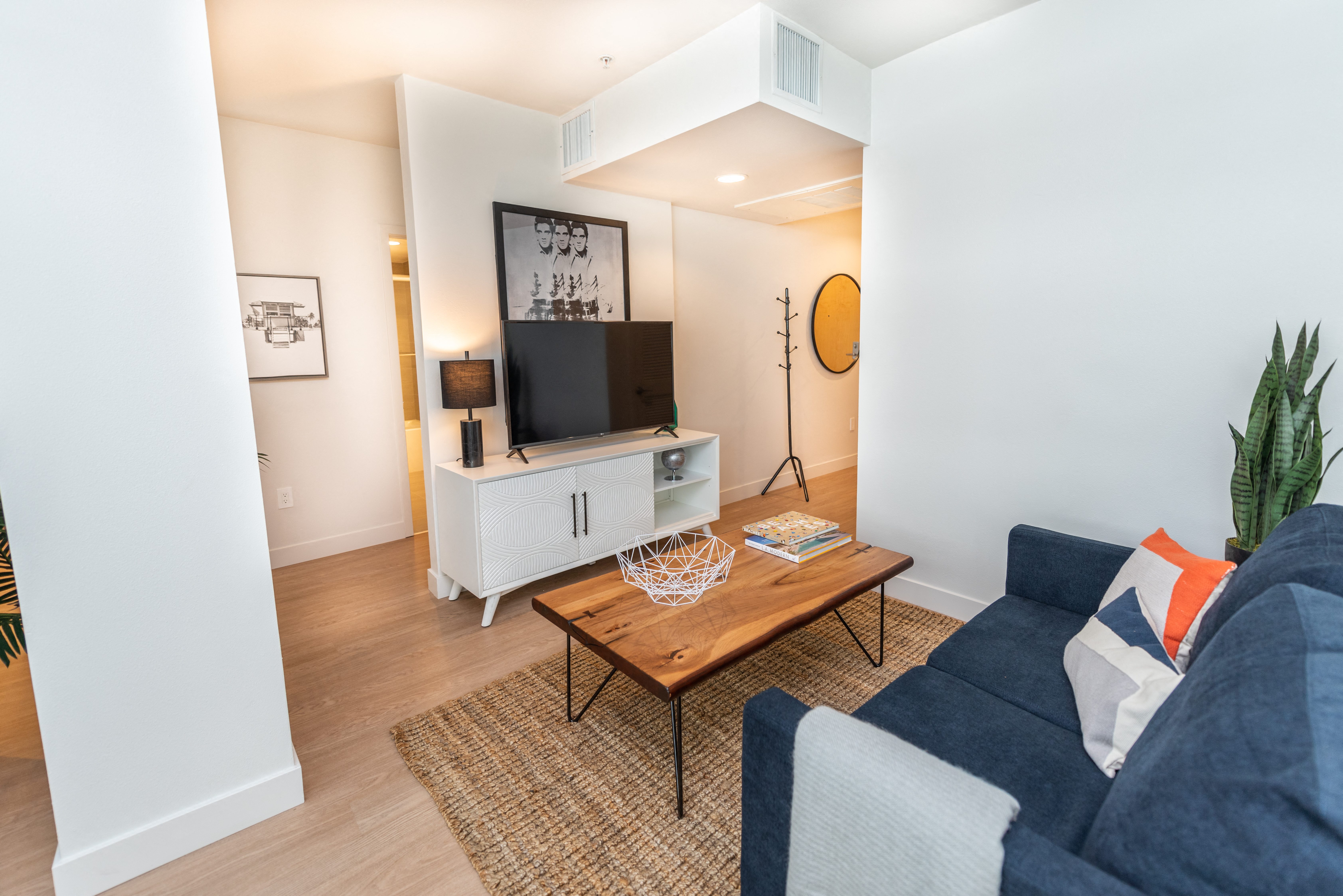 2-Santa-Monica-Apartments-1539-312-3
