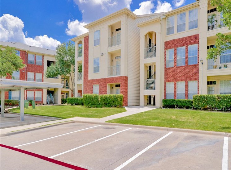 Carports and balconies of Montfort Place in North Dallas, TX, For Rent. Now leasing 1 and 2 bedroom apartments.