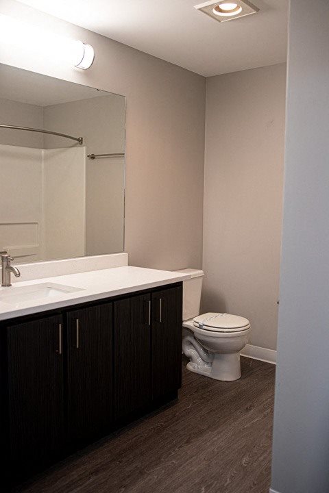 2 Bedroom Bathroom - Coen & Columbia