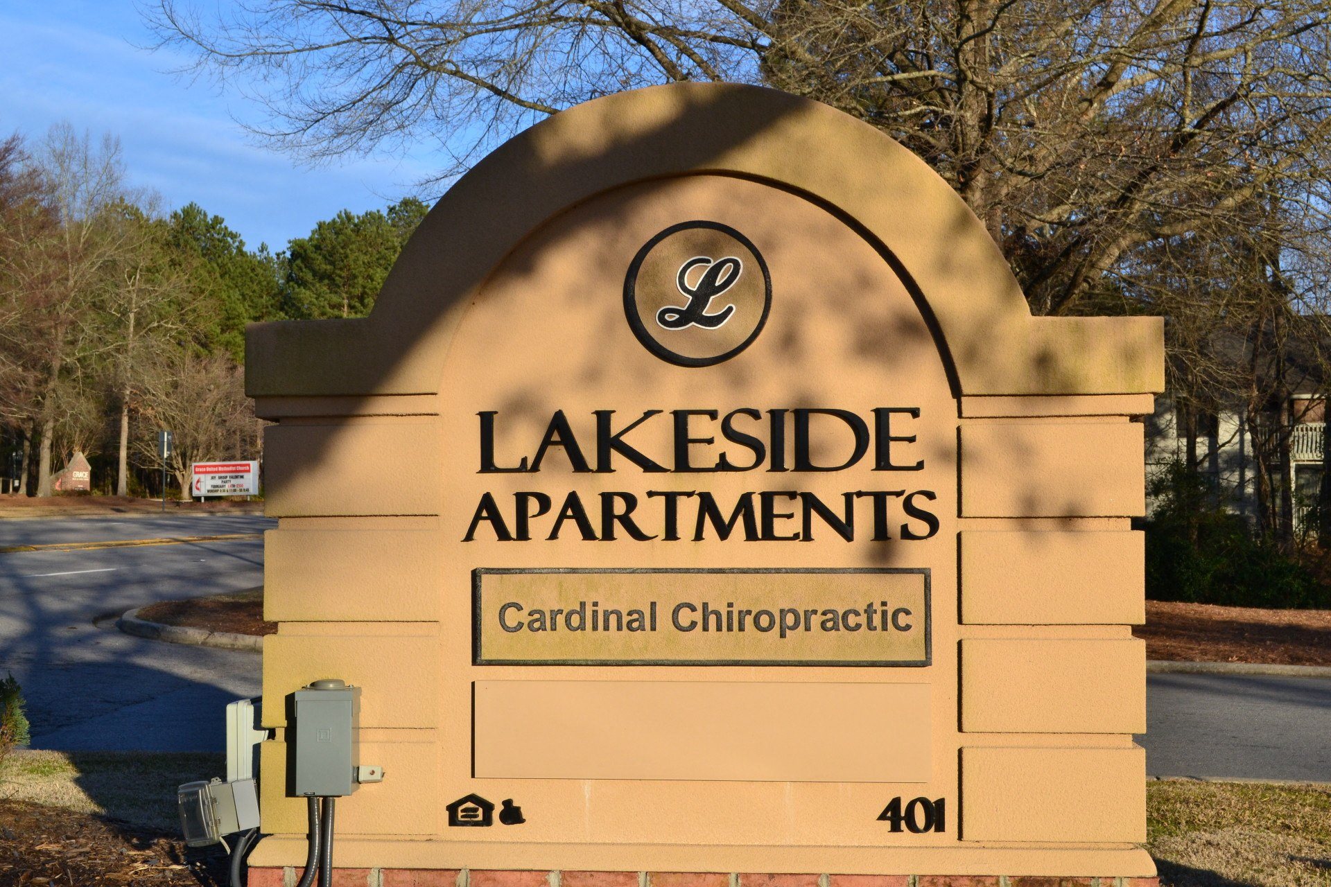 a sign for lakeside apartments on the side of a road