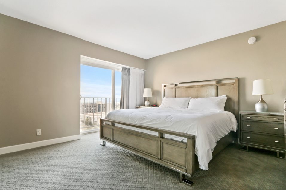 Bedroom with carpet floorings, balcony with great views on the left