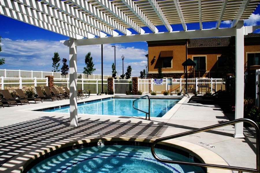 Liberty Landing Apartments swimming pool and spa with a white pergola over it