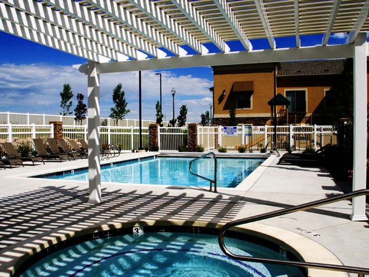 Liberty Landing Apartments swimming pool and spa with a white pergola over it