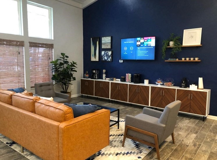 Large couch, TV, and refreshment bar at Aspen Run Clubhouse