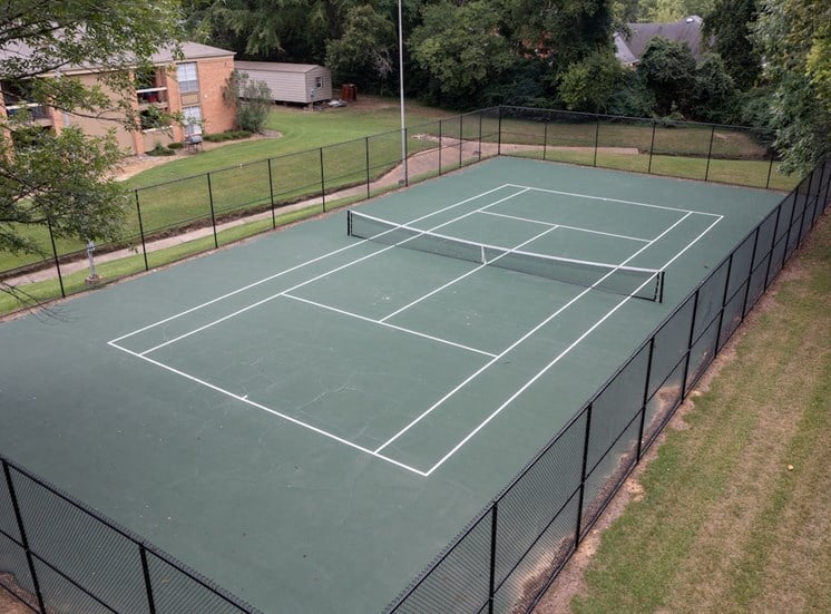 Fenced tennis court at Hampton House Apartments in Jackson, MS