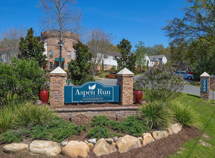 Signage at entrance to Aspen Run Apartments in Tallahassee