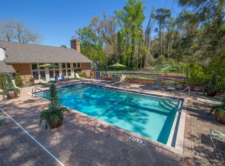 Swimming pool and sundeck at Aspen Run Apartments in Tallahassee