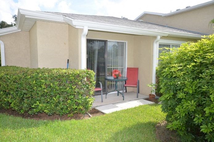Patio With Table Chair at River Park Place Apartments, Vero Beach, FL