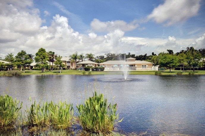 Beautiful Lake With Fountain at River Park Place Apartments, Florida, 32962