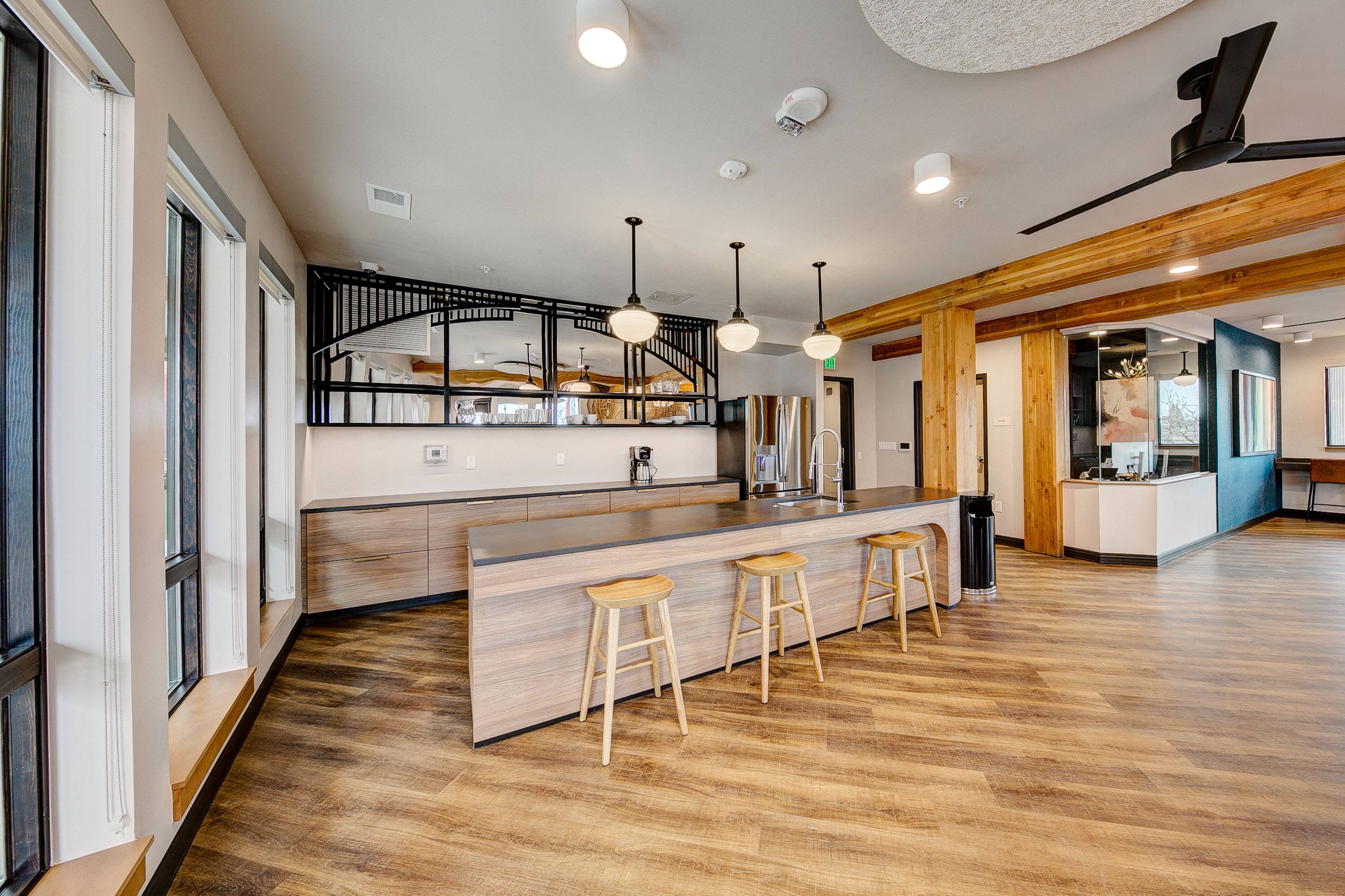 Large community kitchen at Oak 140
