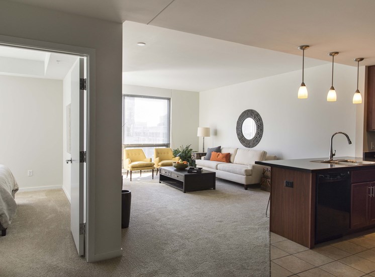 Interiors-Midtown-Crossing-Apartments-Omaha-NE-one-bedroom-apartment