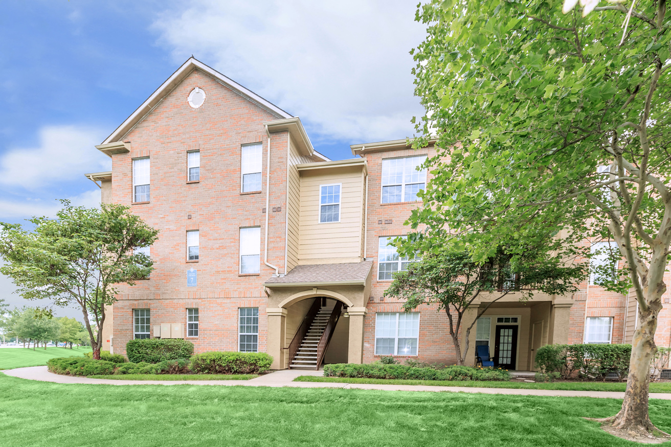 Property Exterior at Crowne Chase Apartment Homes, Kansas, 66210