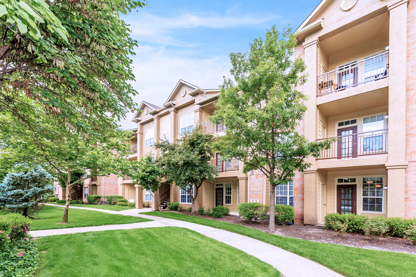 Exterior View at Crowne Chase Apartment Homes, Overland Park, KS