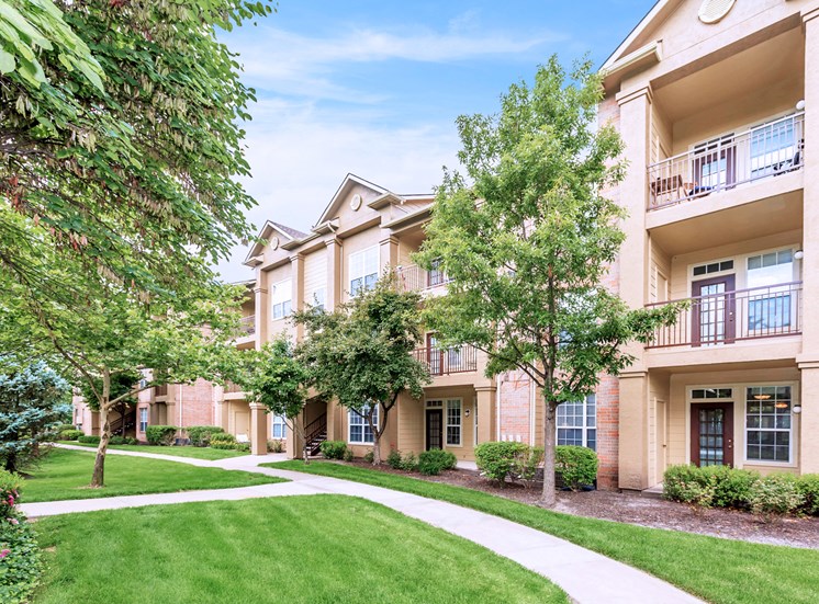 Exterior View at Crowne Chase Apartment Homes, Overland Park, KS
