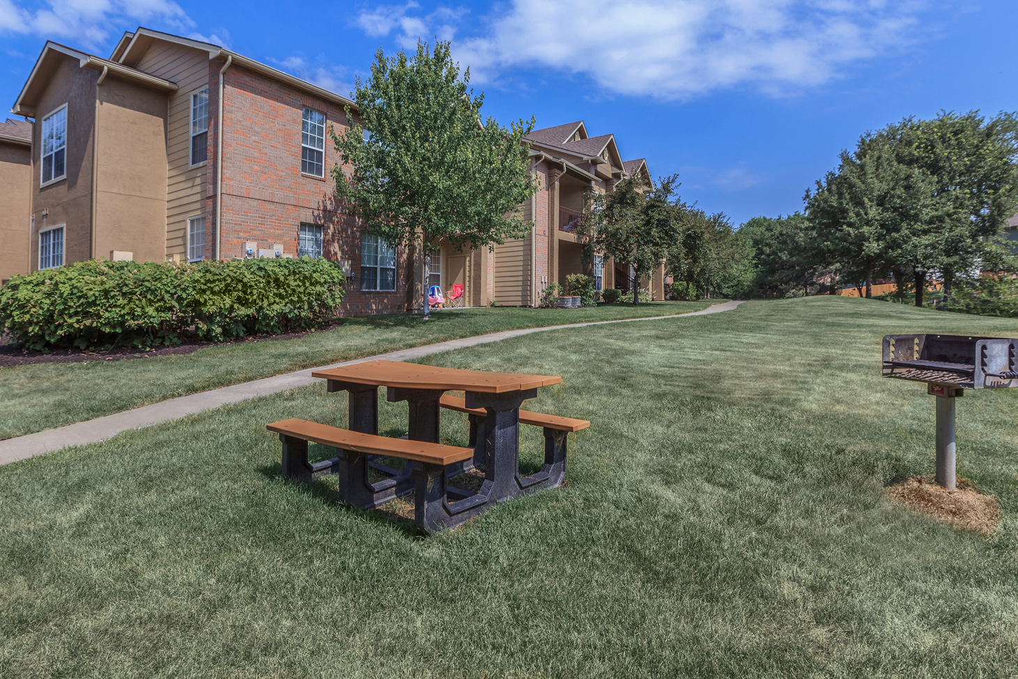 Picnic Area at Crowne Chase Apartment Homes, Overland Park, 66210