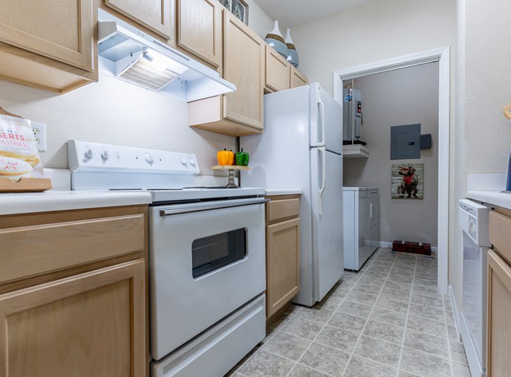 Well Equipped Kitchen at Crowne Chase Apartment Homes, Kansas