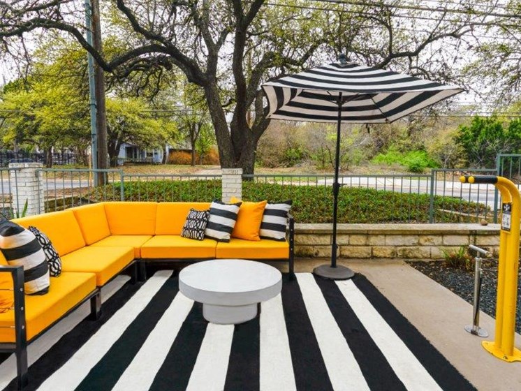 resident outdoor lounge in 78704 austin tx apartments
