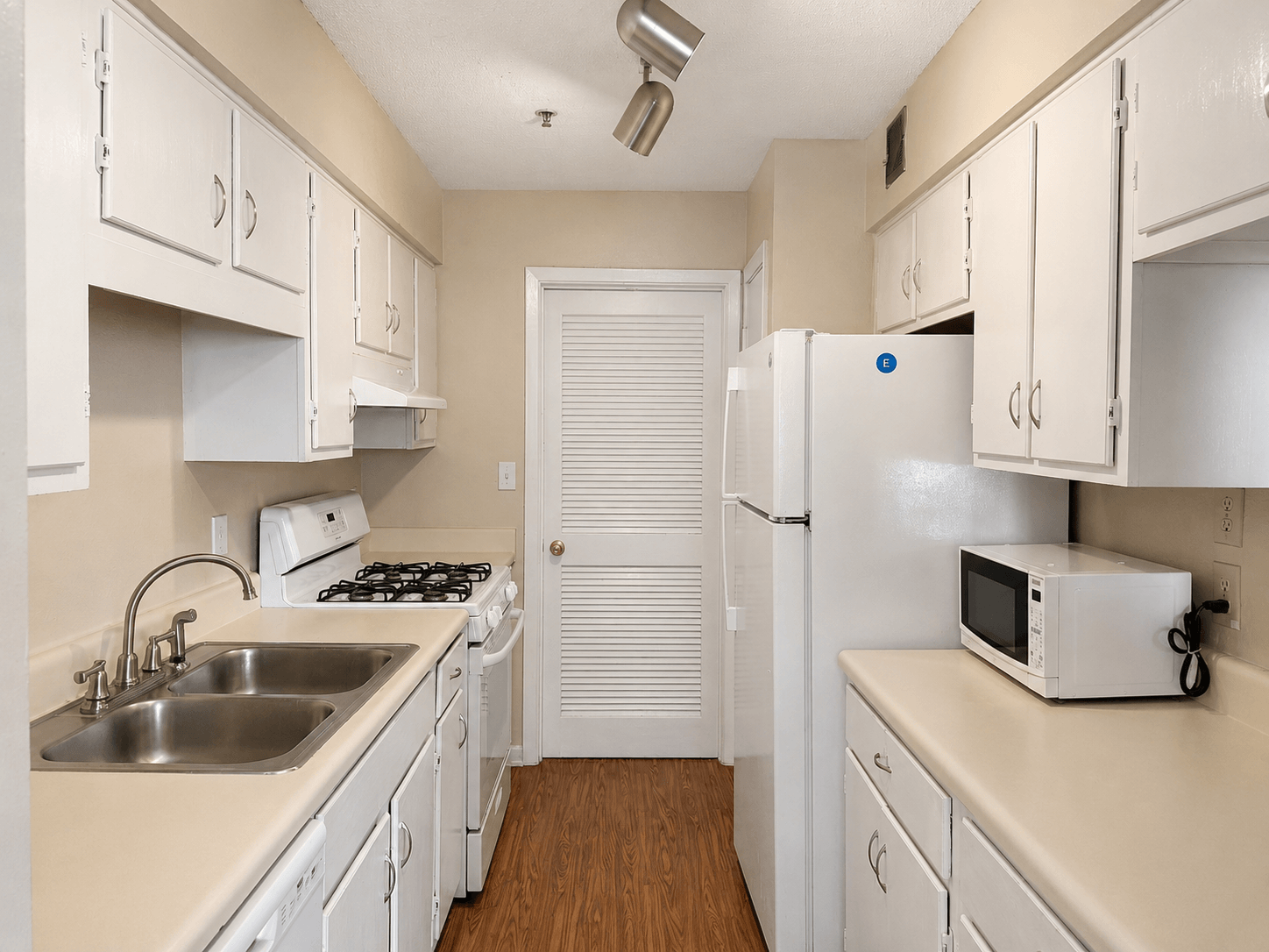 Classic B2R kitchen at Alaire at Morningside