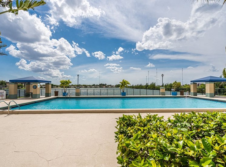 Pool l Horizons North Apartments in Miami, Fl