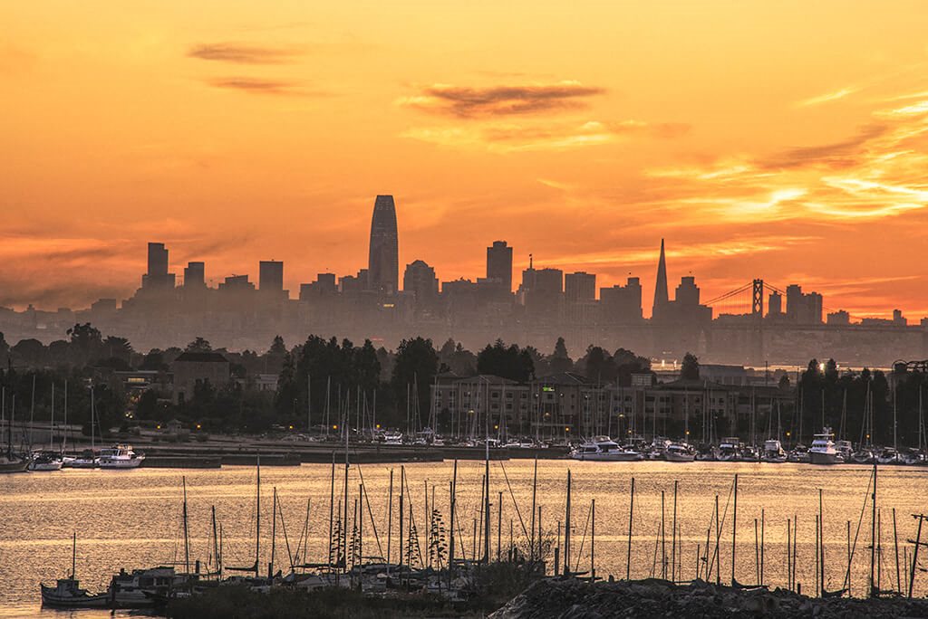 city skyline clubhouse seating l Orion Apartments in Oakland