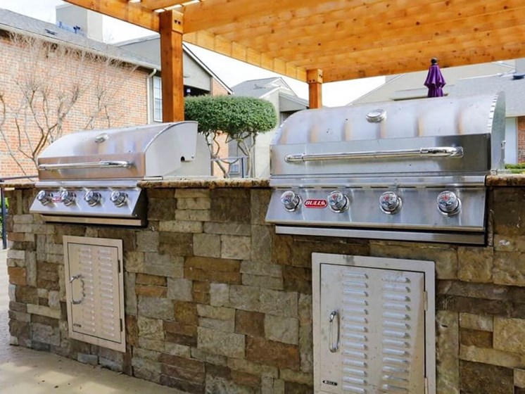 outdoor grills at Longview apartments