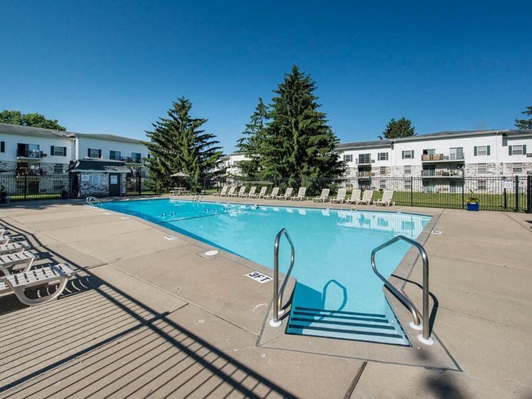 Fitchburg WI apartments with swimming pool