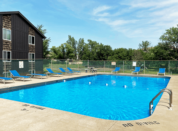 Candlelight Park apartments swimming pool
