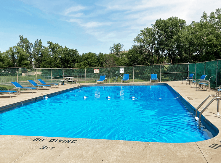 Candlelight Park apartments swimming pool