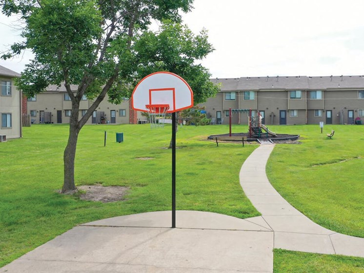 apartments in topeka with basket ball court