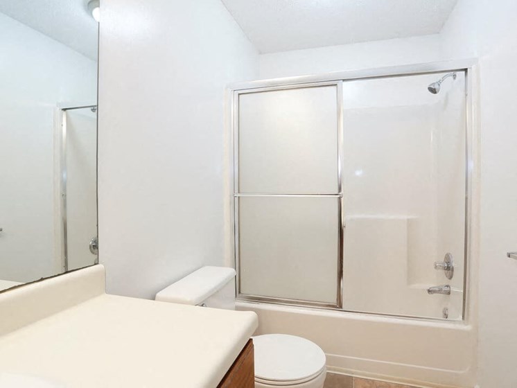 large bathrooms at The Retreat at Woodlands