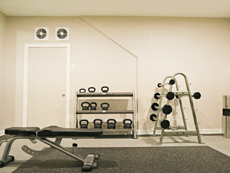 free weights at Fountain Pointe apartments