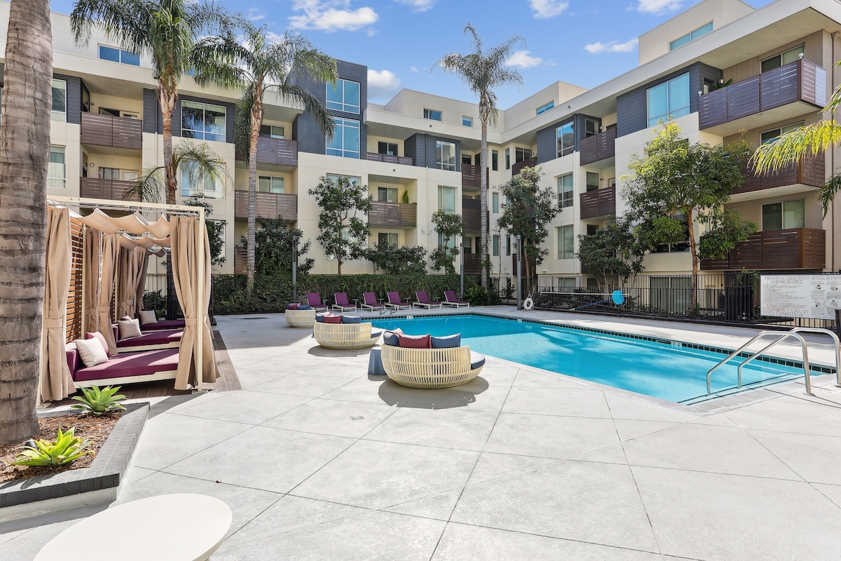 Fusion Encore Hollywood pool