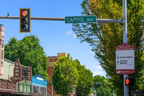 a traffic light with a street sign for capitol way