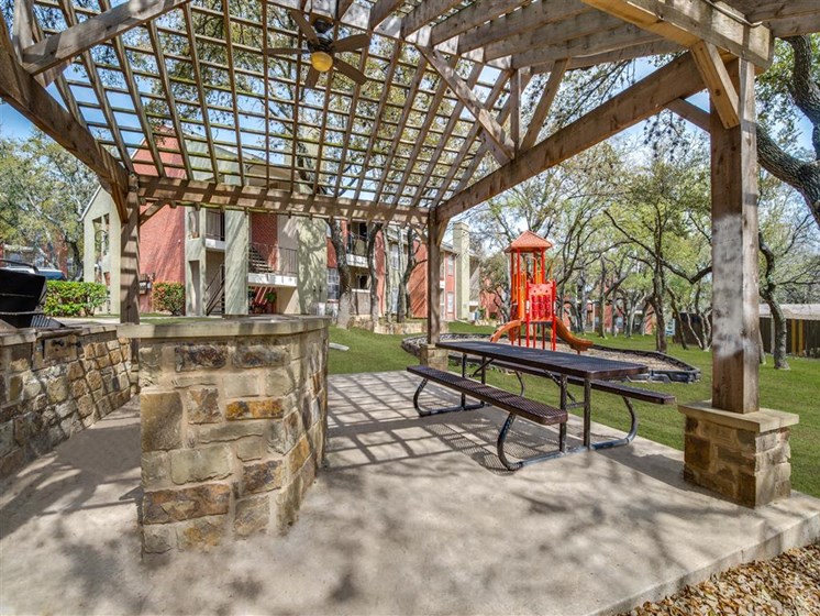 Pergola Picnic Area With Grilling Facility at Wildwood Apartments, CLEAR Property Management, Austin, Texas