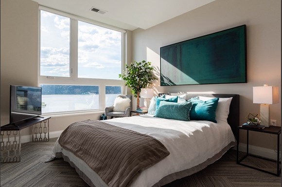 Stratus Bedroom with river view
