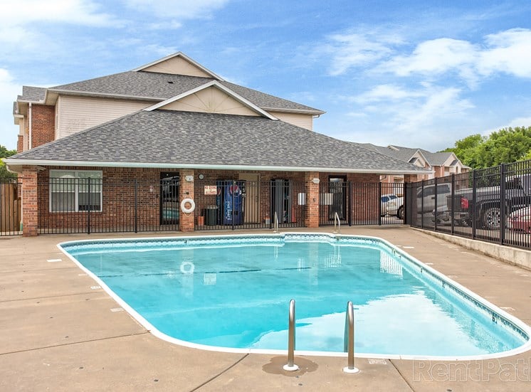 Swimming pool and clubhouse at Quail Creek Apartments