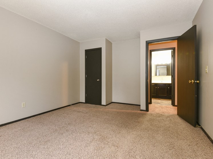 Montreal Courts Apartments | Bedroom