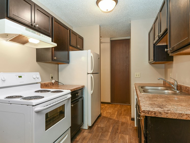 Montreal Courts Apartments | Kitchen