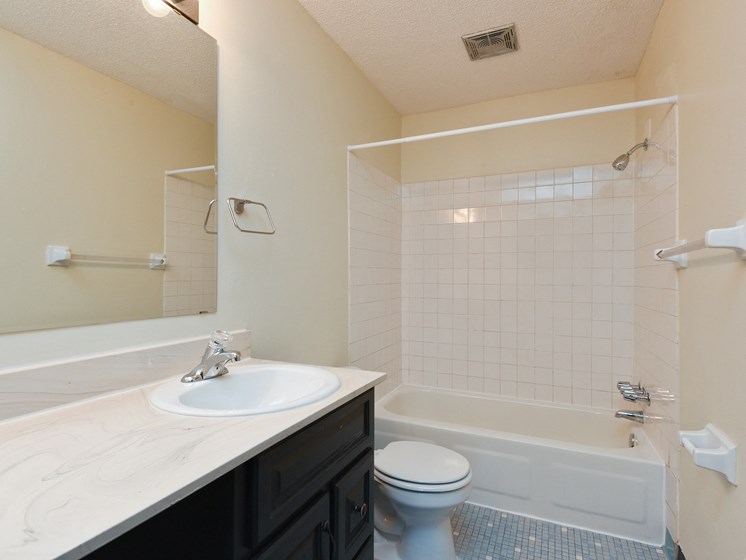Montreal Courts Apartments | Bathroom