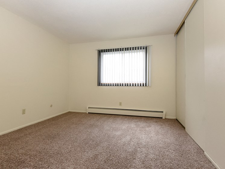 Montreal Courts Apartments | Bedroom