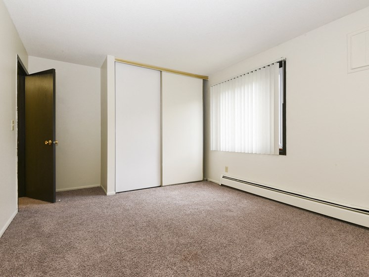 Montreal Courts Apartments | Bedroom