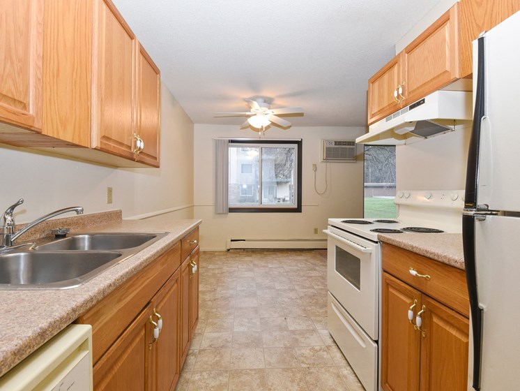 Montreal Courts Apartments | Kitchen